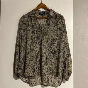 Aakaa gauze animal print shirt loose cut,  puff long sleeves with elastic cuffs.